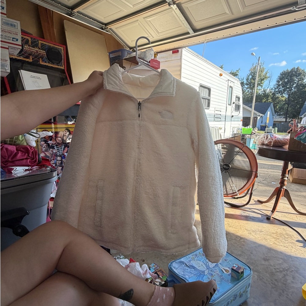 The North Face Women's Off-White Quilted Jacket - Picture 7 of 10